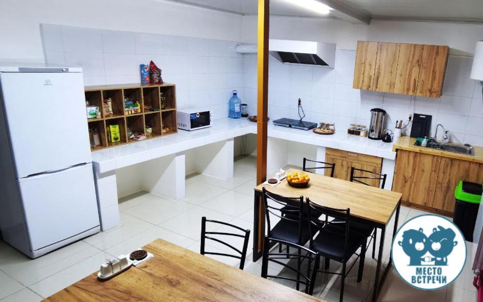 Место Встречи "Guest House Meeting Place" 比什凯克 外观 照片
